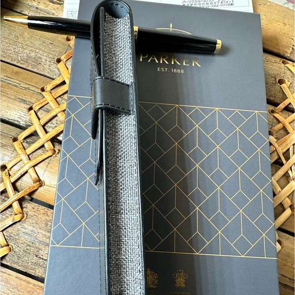 ✍️Parker Pen black and gold with box and case writes in black - Picture 10 of 12